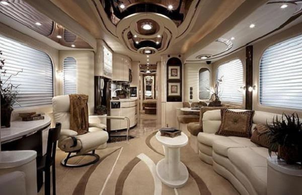 Görenleri hayrete düşüren karavanlar