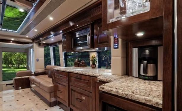 Görenleri hayrete düşüren karavanlar