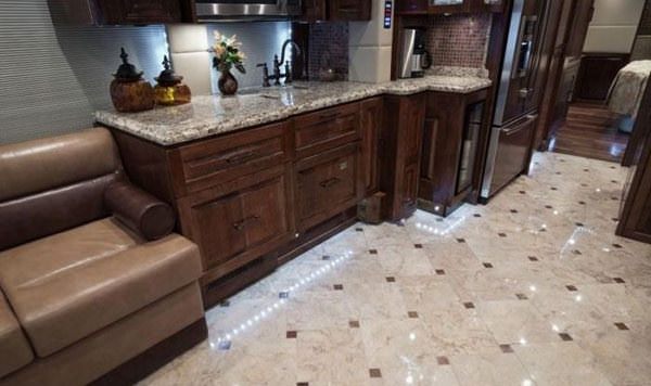 Görenleri hayrete düşüren karavanlar