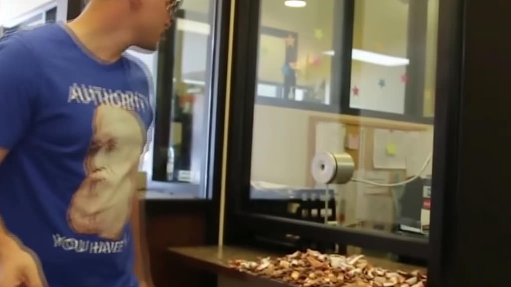 ABD'li sürücü trafik cezasını iki kova bozuk parayla ödedi