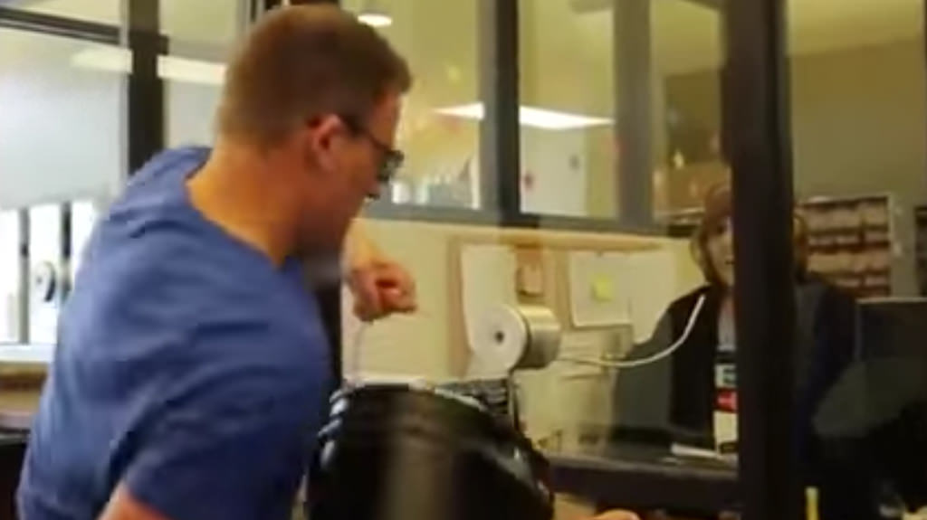 ABD'li sürücü trafik cezasını iki kova bozuk parayla ödedi