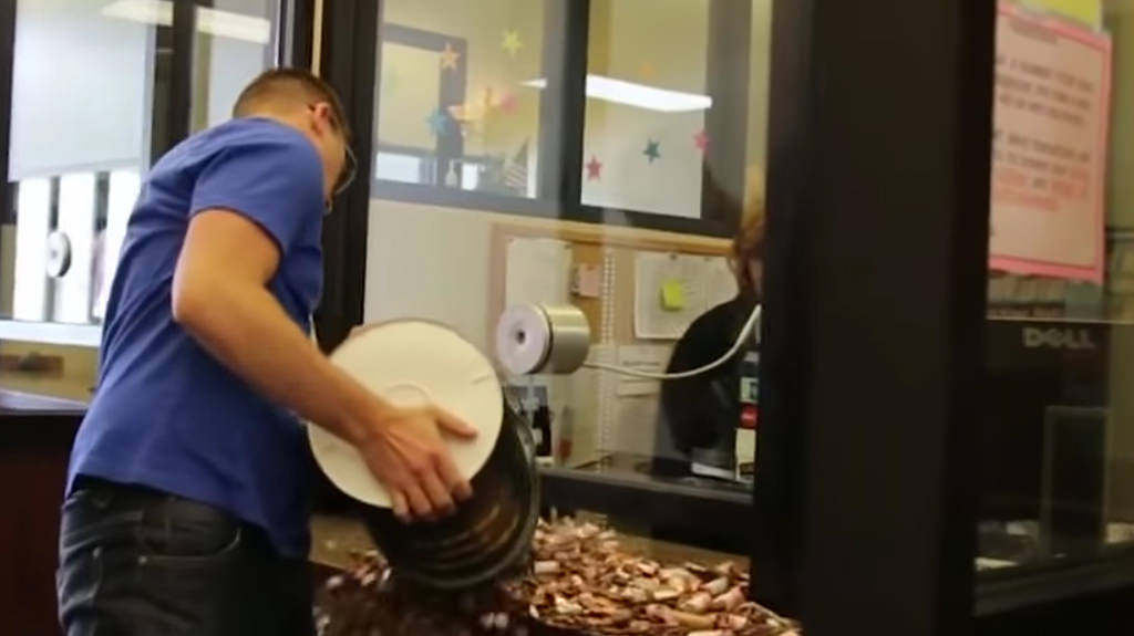 ABD'li sürücü trafik cezasını iki kova bozuk parayla ödedi