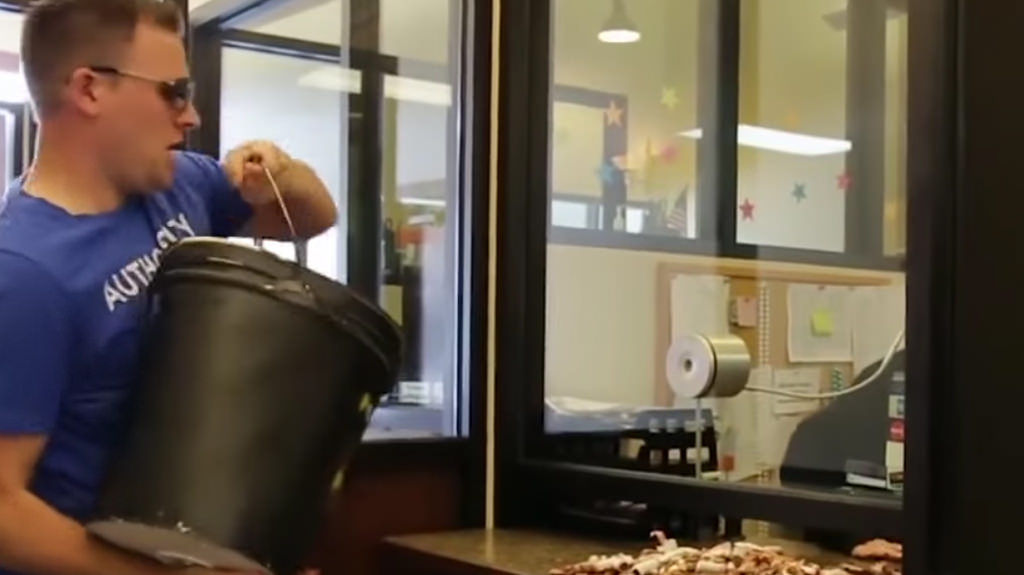 ABD'li sürücü trafik cezasını iki kova bozuk parayla ödedi