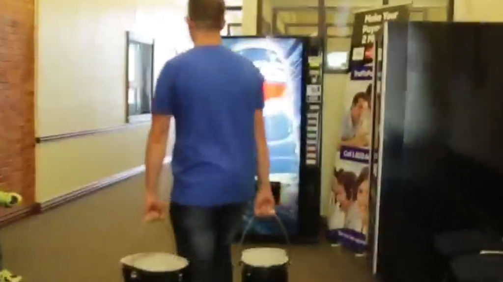 ABD'li sürücü trafik cezasını iki kova bozuk parayla ödedi