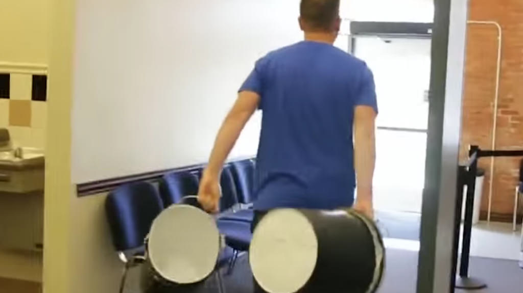 ABD'li sürücü trafik cezasını iki kova bozuk parayla ödedi