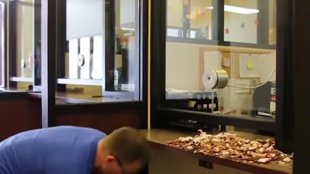 ABD'li sürücü trafik cezasını iki kova bozuk parayla ödedi