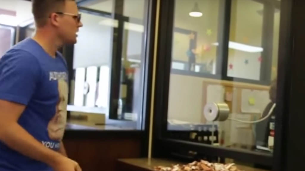 ABD'li sürücü trafik cezasını iki kova bozuk parayla ödedi