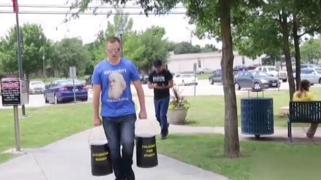 ABD'li sürücü trafik cezasını iki kova bozuk parayla ödedi