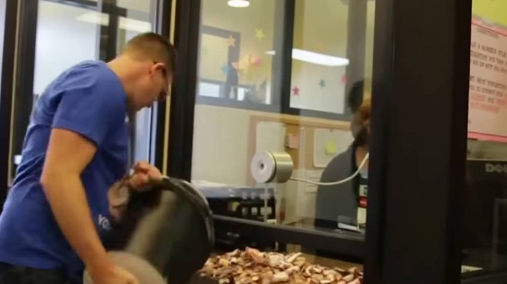 ABD'li sürücü trafik cezasını iki kova bozuk parayla ödedi