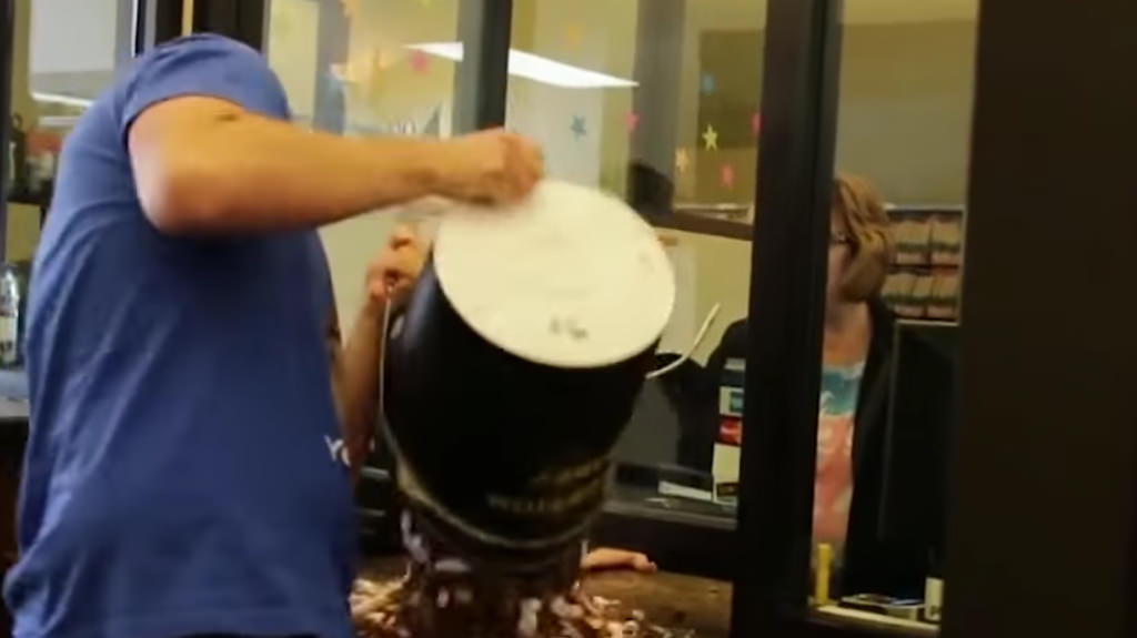 ABD'li sürücü trafik cezasını iki kova bozuk parayla ödedi