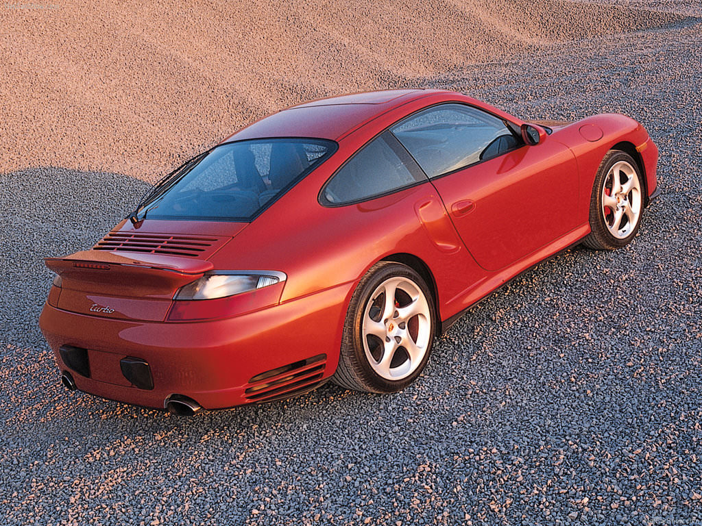 Porsche 911 Turbo ile 949,513 km yol yaptı