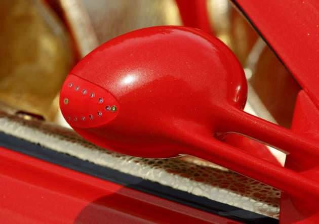 Mercedes McLaren SLR'ını altın kapladı