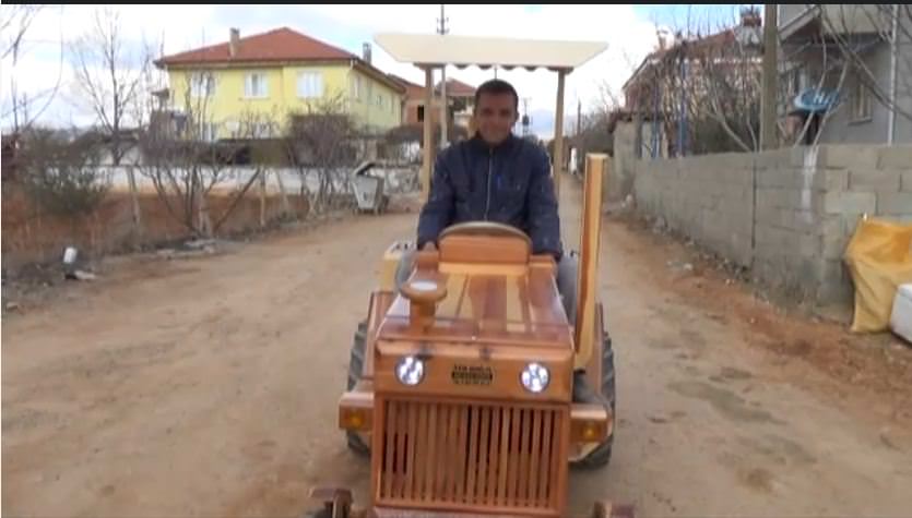 Ahşaptan traktör yaptı, motosiklet motoruna monte etti