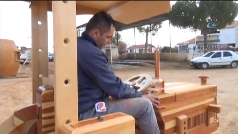 Ahşaptan traktör yaptı, motosiklet motoruna monte etti