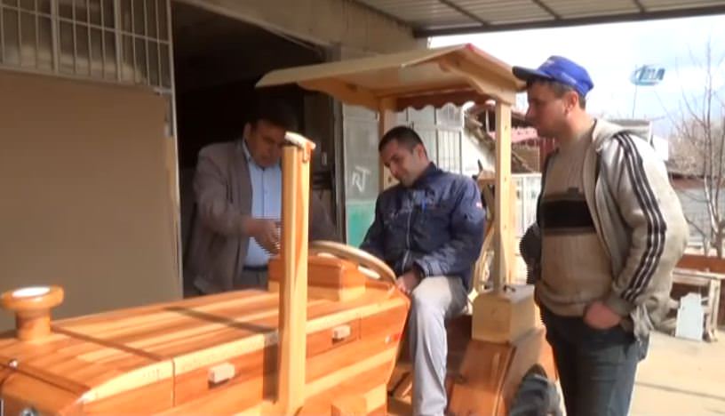 Ahşaptan traktör yaptı, motosiklet motoruna monte etti