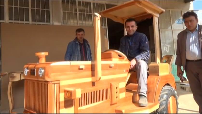 Ahşaptan traktör yaptı, motosiklet motoruna monte etti