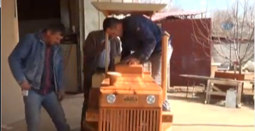 Ahşaptan traktör yaptı, motosiklet motoruna monte etti