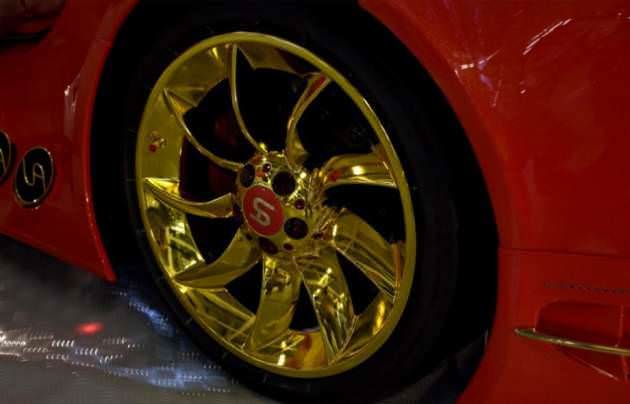 Mercedes McLaren SLR'ını altın kapladı