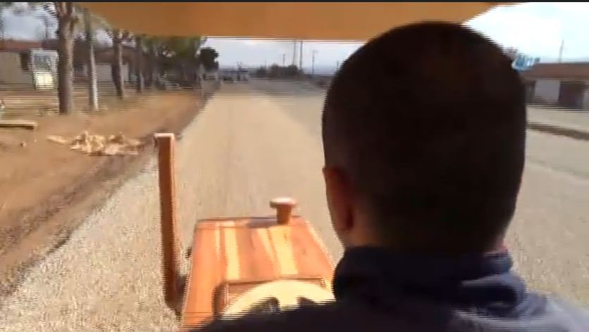 Ahşaptan traktör yaptı, motosiklet motoruna monte etti