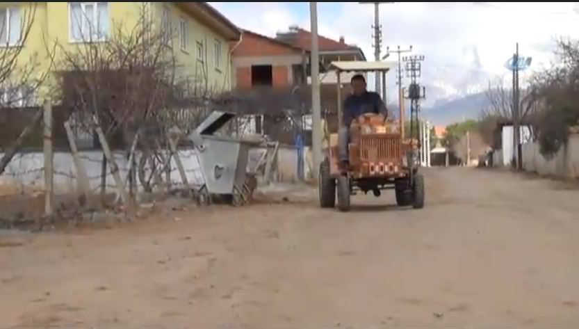 Ahşaptan traktör yaptı, motosiklet motoruna monte etti