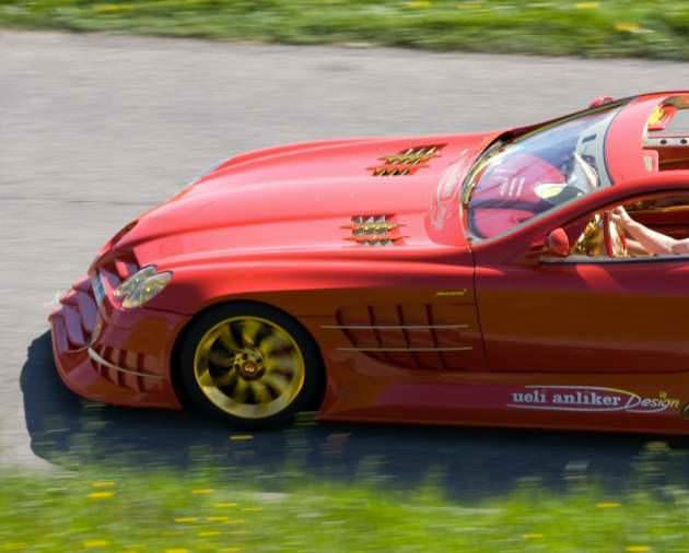 Mercedes McLaren SLR'ını altın kapladı