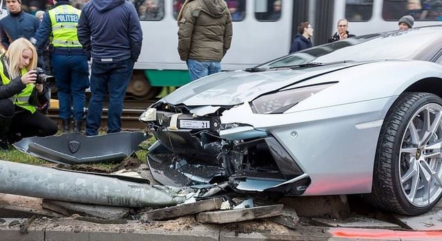 Hurdaya dönen lüks otomobiller