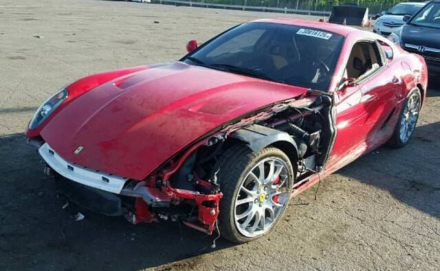 Hurdaya dönen lüks otomobiller