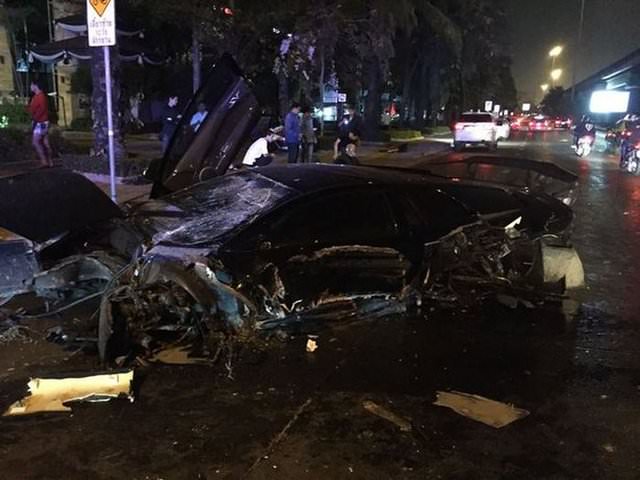 Hurdaya dönen lüks otomobiller