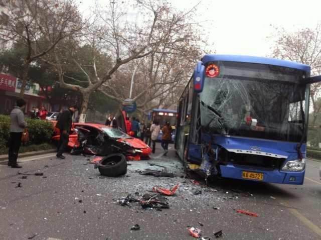 Hurdaya dönen lüks otomobiller