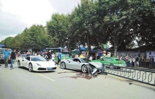 Hurdaya dönen lüks otomobiller