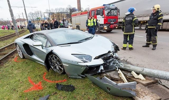 Hurdaya dönen lüks otomobiller