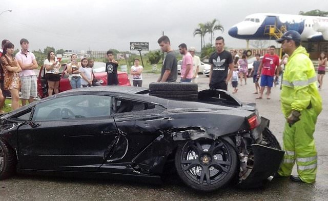 Hurdaya dönen lüks otomobiller