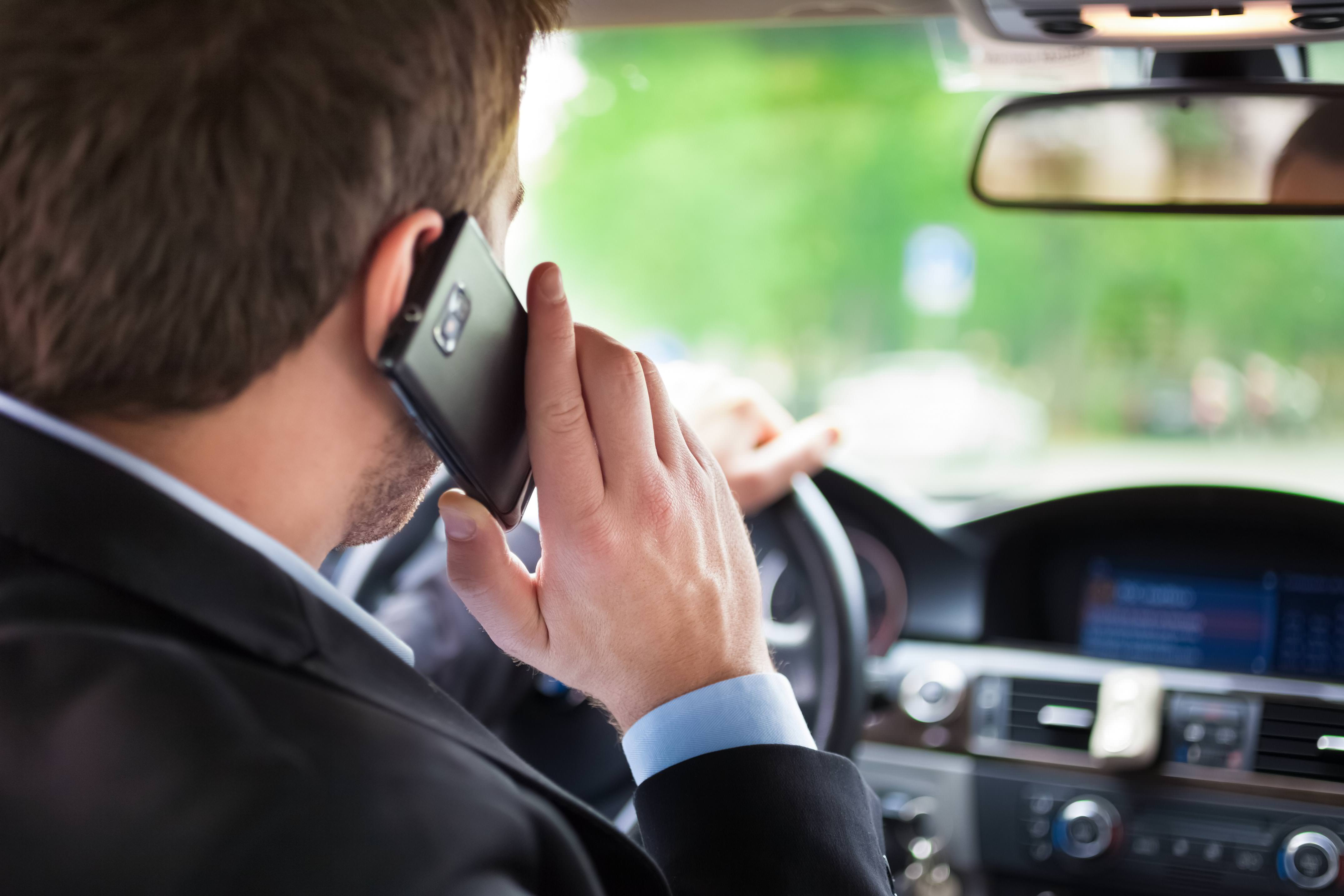 Araç kullanırken telefonla konuşmanın riskleri