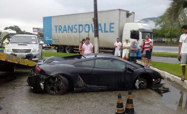Hurdaya dönen lüks otomobiller