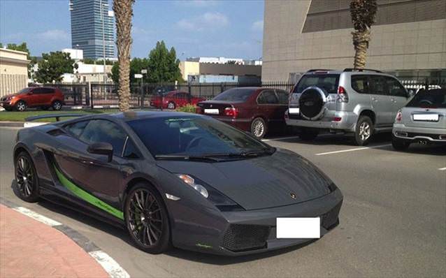 Dubai'de Üniversite Otoparkı