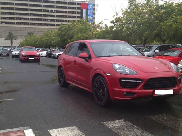 Dubai'de Üniversite Otoparkı