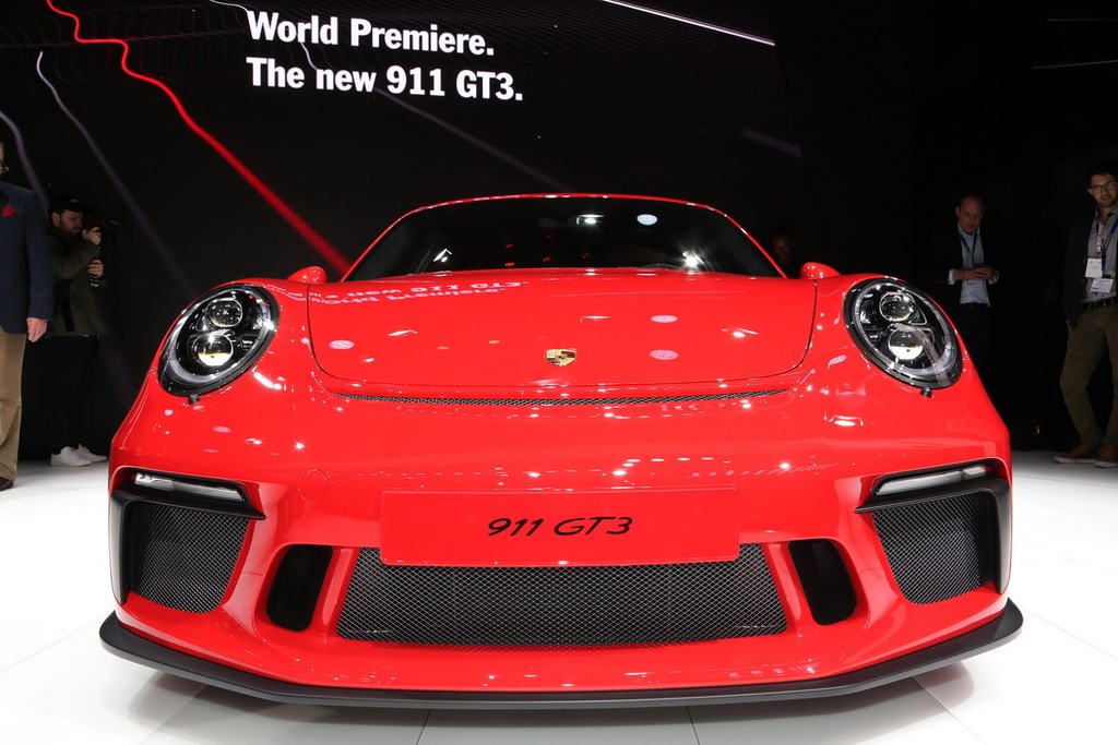 Porsche’nin yıldızı Cenevre’de parlıyor