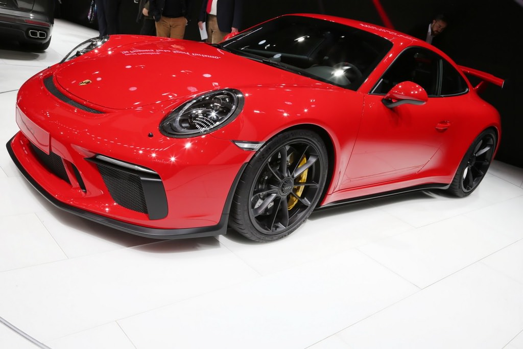 Porsche’nin yıldızı Cenevre’de parlıyor