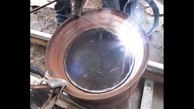 Otomobil jantından mangal yaptı