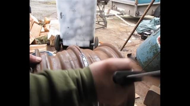 Otomobil jantından mangal yaptı