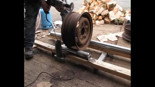 Otomobil jantından mangal yaptı