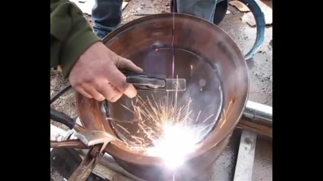 Otomobil jantından mangal yaptı