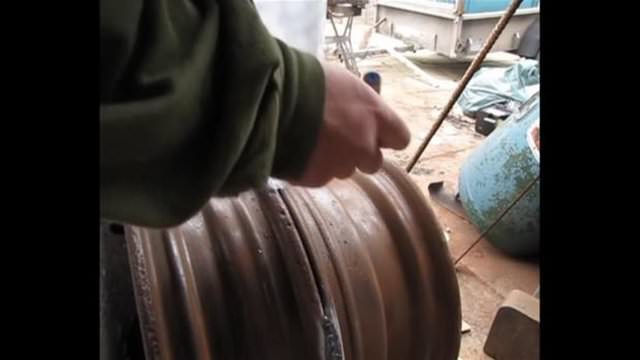 Otomobil jantından mangal yaptı