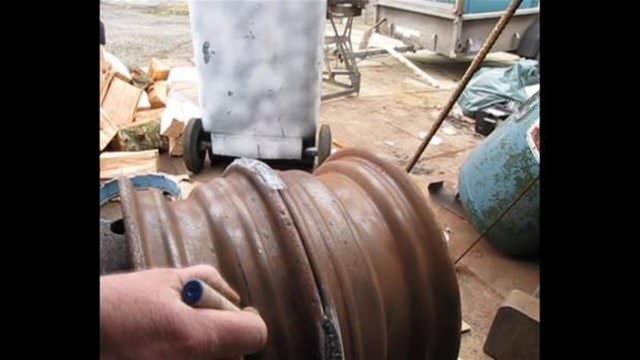 Otomobil jantından mangal yaptı