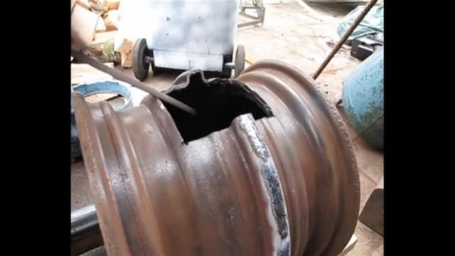 Otomobil jantından mangal yaptı