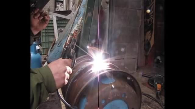 Otomobil jantından mangal yaptı