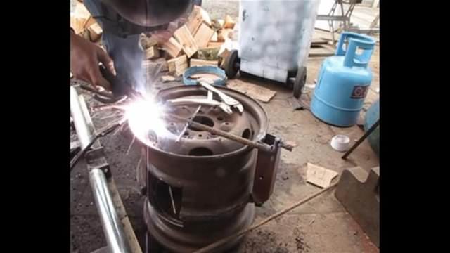 Otomobil jantından mangal yaptı