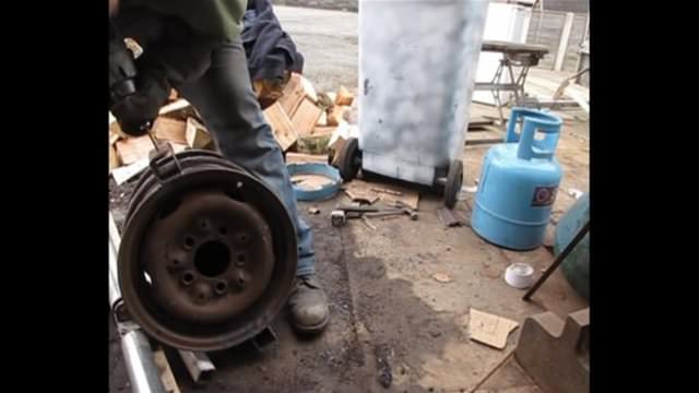 Otomobil jantından mangal yaptı