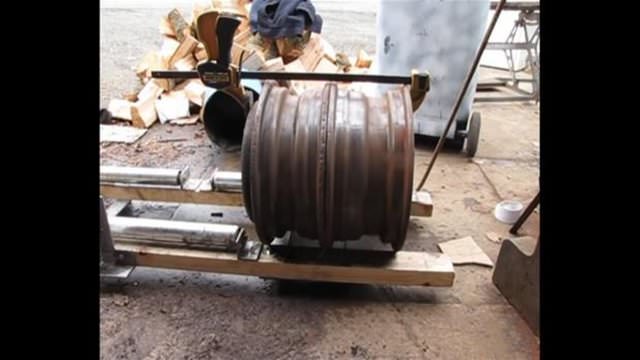 Otomobil jantından mangal yaptı