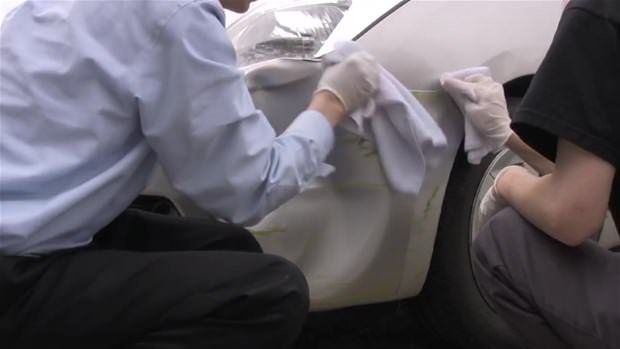 Kaza yaptıkları otomobillerini kendileri onardılar